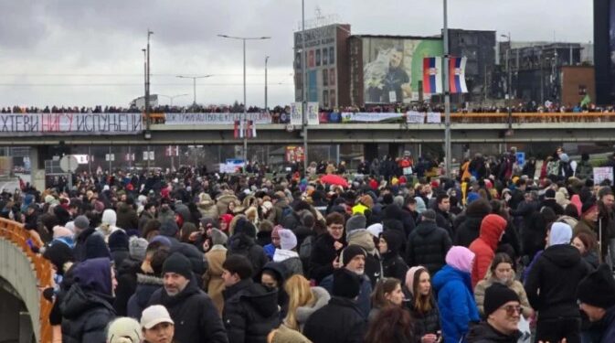 Protestë e fuqishme studentore në Beograd, bllokohet kryqëzimi kryesor i kryeqytetit serb