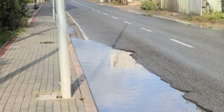 Degradimi i rrugës që lidh Shëngjinin me aksin Lezhë-Milot, banorët dhe drejtuesit e automjeteve ngrenë alarmin