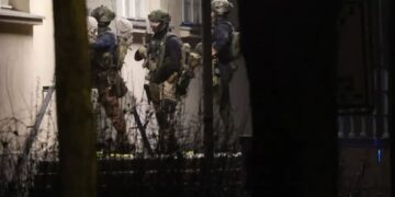 Alarm për bombë në një shkollë fillore, policia nxiton të evakuojë fëmijët