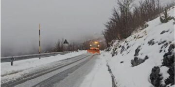 Fundjavë dimri, ministria e Mbrojtjes apelon: Priten shtrëngata shiu e reshje bore, qarqet më të rrezikuara