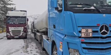 Hapet dogana në Kapshticë, rikthehet qarkullimi për kamionët dhe autobusët