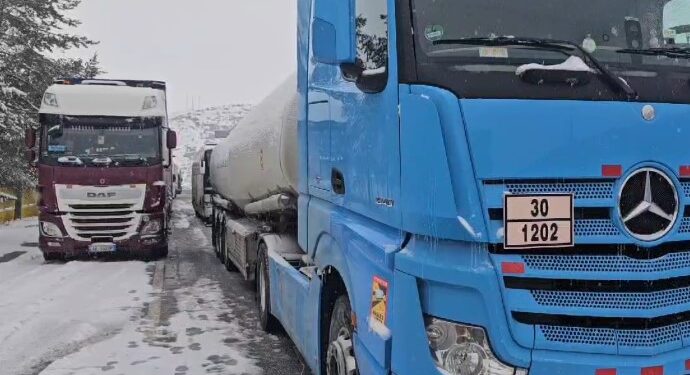 Hapet dogana në Kapshticë, rikthehet qarkullimi për kamionët dhe autobusët