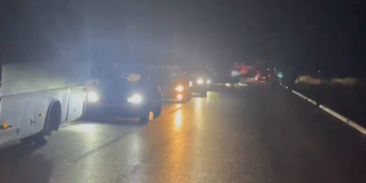 Vrasja e 30-vjeçarit, krijohet trafik i rënduar në autostradën Fier-Vlorë