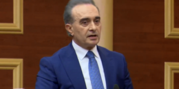 “Po fillon blerja e votës”, denoncimi i Baçit: Bashkia Patos po jep pako me ushqime