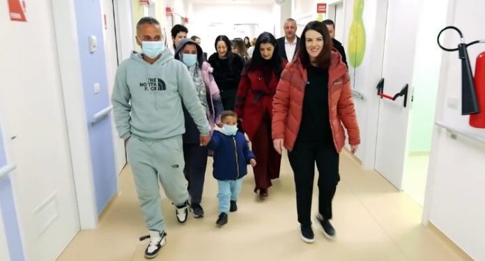 Koçiu: Shqipëria strehë e sigurtë për familjen nga Gaza, trajtim shëndetësor për fëmijën 1 vjeç