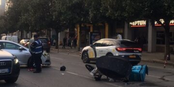 Aksident në afërsi të Pazarit të Ri, automjeti përplas motorin e ‘delivery’, motoristi dërgohet me urgjencë në spital