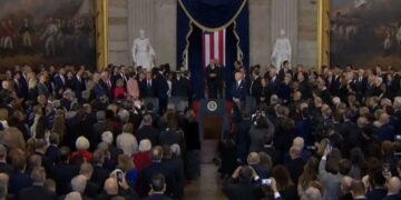 Ceremonia e betimit si president i 47-të, Donald Trump hyn në sallën Rotunda