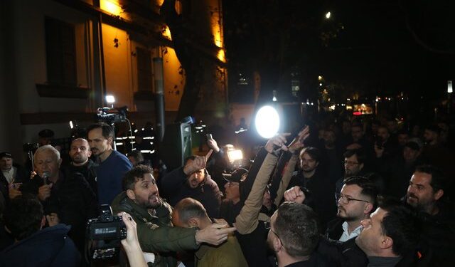 Grushte dhe akuza mes liderëve të partive të vogla, protesta degjeneron në përplasje