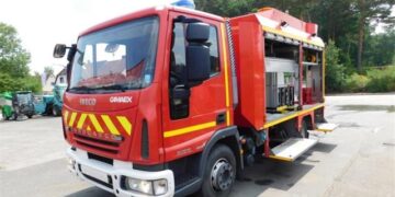 Shpërthen zjarri në një pallat në Komunën e Parisit, policia dhe zjarrfikësit në terren