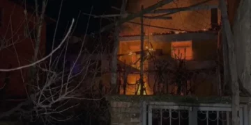 Zjarri në Pogradec, reagon policia: Flakët përfshinë banesën e 80-vjeçarit, u përhapën edhe në shtëpitë ngjitur!