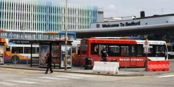 Grupi i burrave me rroba të zeza sulmojnë 17-vjeçarin në Bedford, policia kërkon ndihmë: I bëj thirrje kujtdo