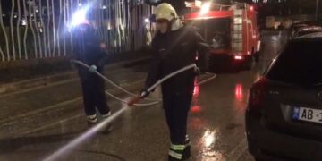 Gjirokastër, shëtitorja e qytetit ndotet nga gazi i lëngshëm, zjarrfikësit e pastrojnë me autobot