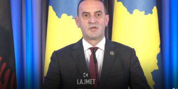 Kritika e AAK-së, Devollët bënë shumë në Pejë, Kurti jo