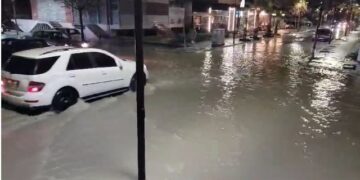 Pak minuta shi i rrëmbyeshëm, përmbyten rrugët në Durrës