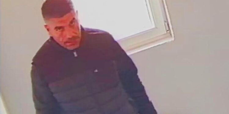 Policia kërkon ndihmë në kapjen e një personi që vodhi në një xhami