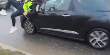 Beogradi nën “pushtetin” e studentëve, të rinjtë mbushin rrugët, momenti kur një automjet futet mes protestuesve dhe përplas dy prej tyre