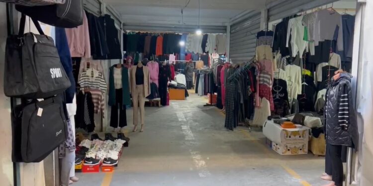 Tregu i veshjeve tekstile në Dibër drejt mbylljes, tregtarët: Shkak largimi masiv jashtë vendit i banorëve