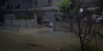 Përmbytjet në Durrës, mbi 200 shtëpi nën prezencën e ujit, evakuohen 10 familje