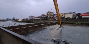 Durrësi nën ujë, Ministria e Mbrojtjes: Situata më problematike në Shkozet