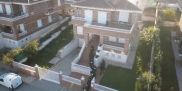 Zbulohet shtëpia e barit në Spanjë, në pranga 3 shqiptarë, momenti kur policia thyen derën