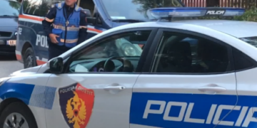 Aksident në Lezhë, makina përfundon në përrua, shpëton shoferi