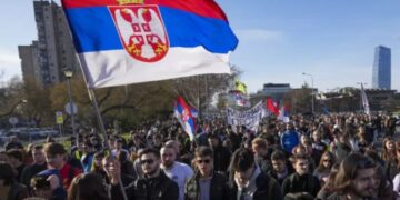 Studentët serbë vijojnë protestat, marshojnë 80 kilometra drejt Novi Sadit