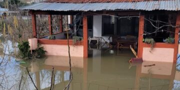 Kanalizimet problematike përmbytin 300 banesa në Durrës, banorët: Uji mori përpara gjithçka