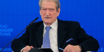 “Një skenar i njohur, si ai i Escobarit”, Berisha ironizon protestën para SPAK: Rama nuk flet më për familjen