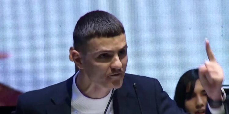 Pas akuzave dhe dërgimit në SPAK, ‘Petalja më e bukur e trëndafilit socialist’ thyen heshtjen