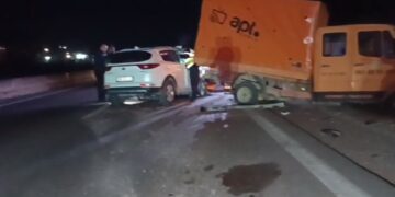 Aksident në autostradën Rrogozhinë-Lushnjë, fuoristrada përplaset me kamionçinën, plagosen drejtuesit e mjeteve dhe një udhëtar