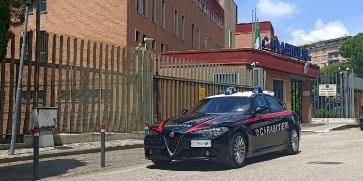 Tenton të zhvasë babanë dhe të dashurën pasi refuzuan t’i jepnin para për drogë, arrestohet 28-vjeçari