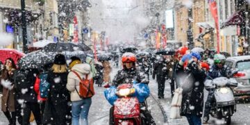 Stuhia e Arktikut përfshin Turqinë dhe rajonin, Stambolli zbardhet nga dëbora