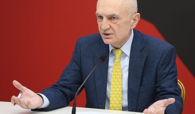 “Ky është zotimi ynë!”, Meta nuk ndalet as nga qelia: Vetëm kur t’u kthehen shqiptarëve paratë e vjedhura, do ketë…