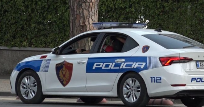 Dhunoi bashkëjetuesen, vihet në pranga 39-vjeçari, ja çfarë iu gjet gjatë kontrollit në banesë