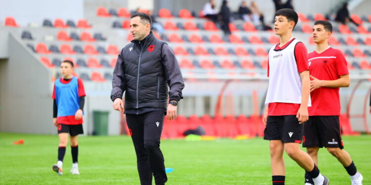 Zv.trajneri i Kombëtares, Ervin Bulku, zhvillon seancë stërvitore dhe bisedë të hapur me talentët e “Elite Youth Development Academy”