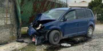 Aksident i rëndë , makina humb kontrollin dhe përplaset me murin e një shtëpie