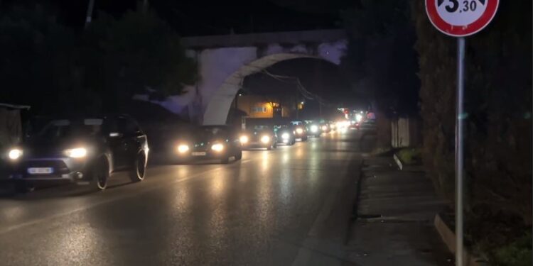 Trafik i rënduar në autostradën Tiranë-Elbasan, bllokohet rrethi i Bradasheshit