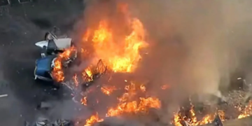 Avioni rrëzohet mbi një autobusin, raportohet për viktima