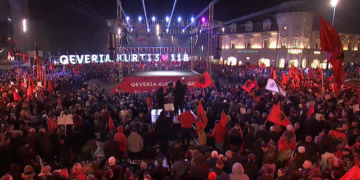 Lëvizja Vetëvendosje mbyll fushatën në Prishtinë, mijëra qytetarë në shesh për të mbështetur Albin Kurtin