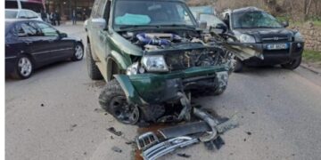 Përplasen dy automjete në Librazhd, 2 të plagosur