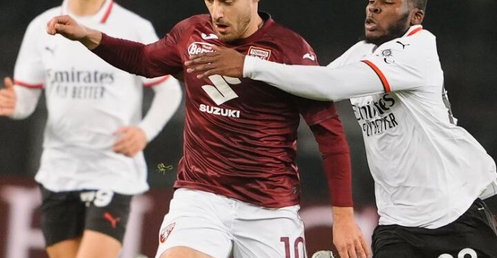 Milan bie keq, kuqezinjtë pa busull në Torino