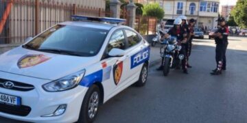 Sherr me grushte në rrugë dhe lokal në Tiranë, 3 e pësojnë, 2 arratisen