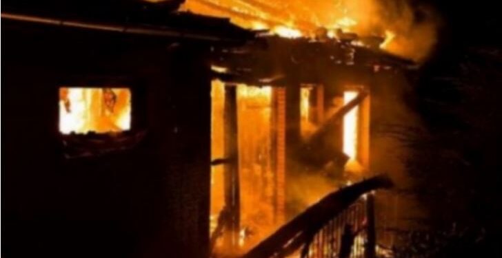 Elbasan, përfshihet nga flakët një kioskë në lagjen “5 Maji”