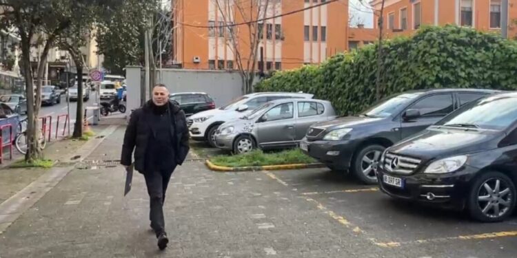 Deputeti i PD-së Asllan Dogjani paraqitet në SPAK me një dokument
