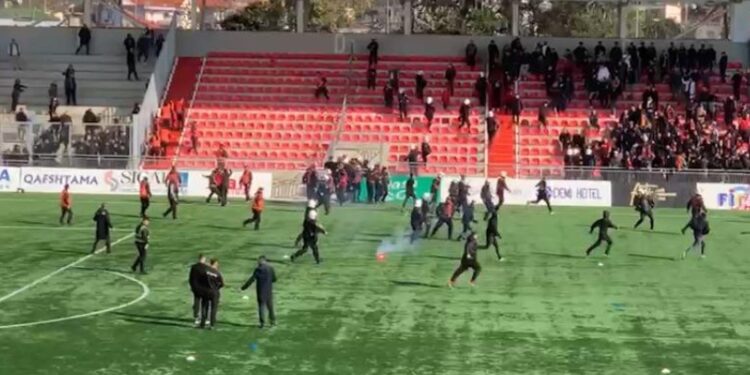 Përplasjet mes tifozëve në derbin e kryeqytetit, dispilina me ‘dorë të hekurt’, merr masa ndaj Tiranës dhe Partizanit