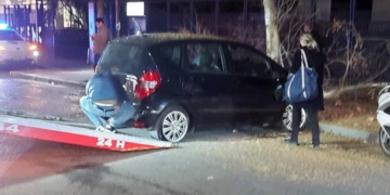 Aksident i rëndë në Tiranë, dy makina përplasen dhe godasin një pemë, zbardhen detajet e para