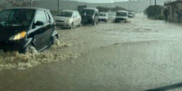 Çmendet’ moti, përmbytjet bëjnë kërdinë në këtë vend, rrugët kthehen në lumenj