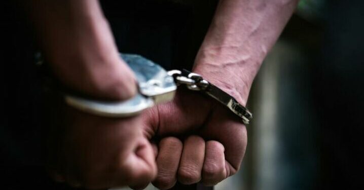 Përndiqte katër vajza të mitura nëpër qytet, bie në prangat e policisë 41-vjeçari, e pëson edhe “bashkëpuntori” i tij