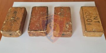 51-vjeçai gjeti pranë shtëpisë dy kallëpe tritoli, policia rrethon zonën