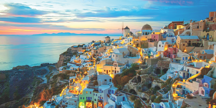 Panik në ishullin turistik të Santorinit! Prej 24 orësh goditet nga ‘stuhi’ lëkundjesh sizmike!